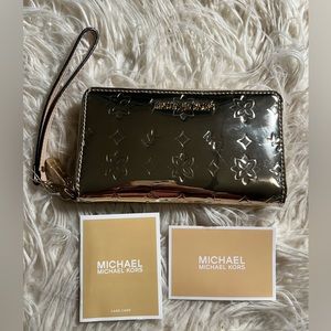 NWT. Michael Kors Jet Set Wristlet Leather Wallet